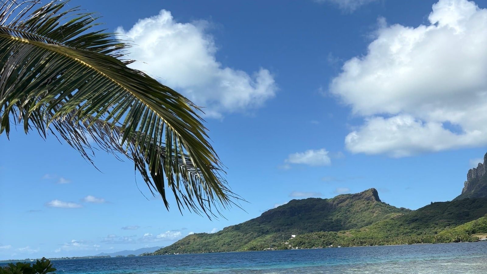 Lagon turquoise et montagne à Moorea, Polynésie française